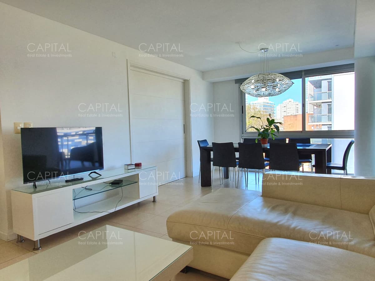 Apartamento en venta de tres dormitorios, edificio con muy buenos servicios.
