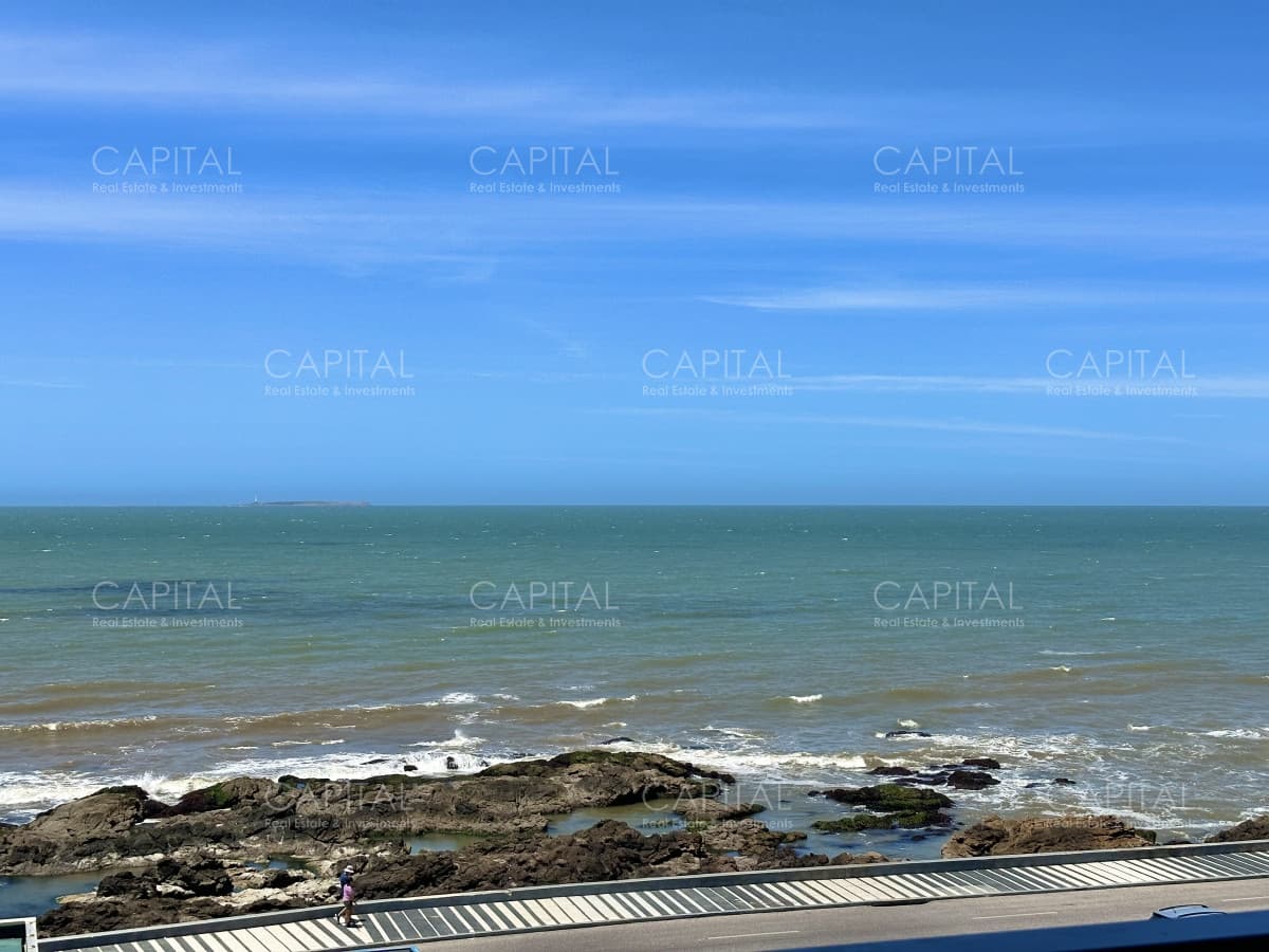 Apartamento de tres dormitorios en alquiler Peninsula Punta del Este.