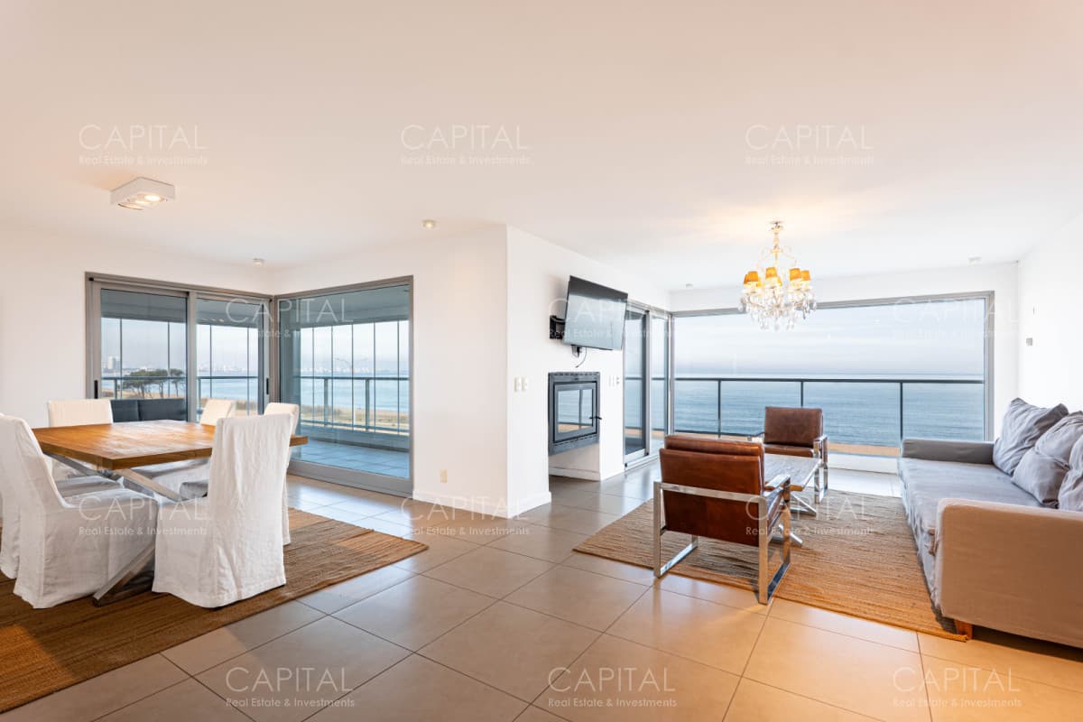 Penthouse Semipiso en Primera Línea Frente al Atardecer de Playa Mansa