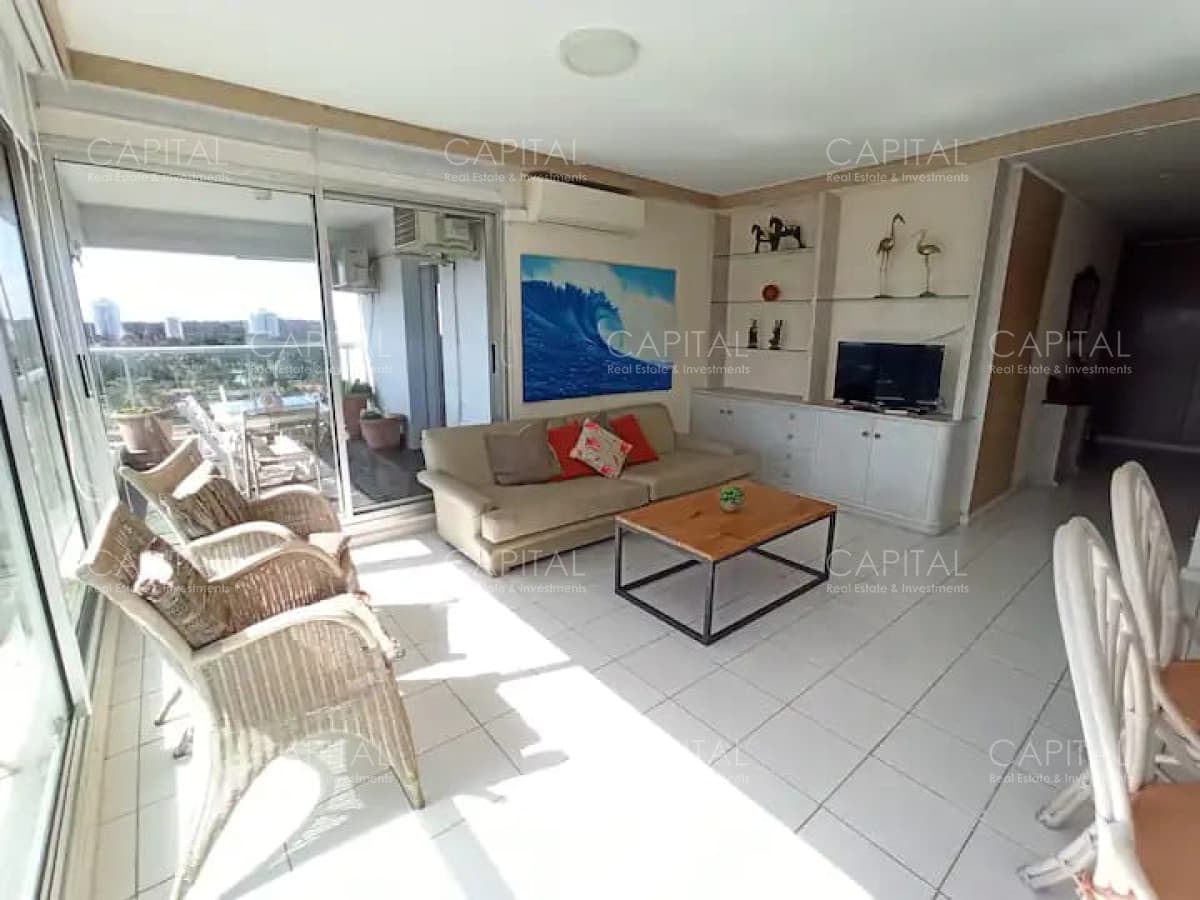 Venta de excelente apartamento dos dormitorios Playa Mansa