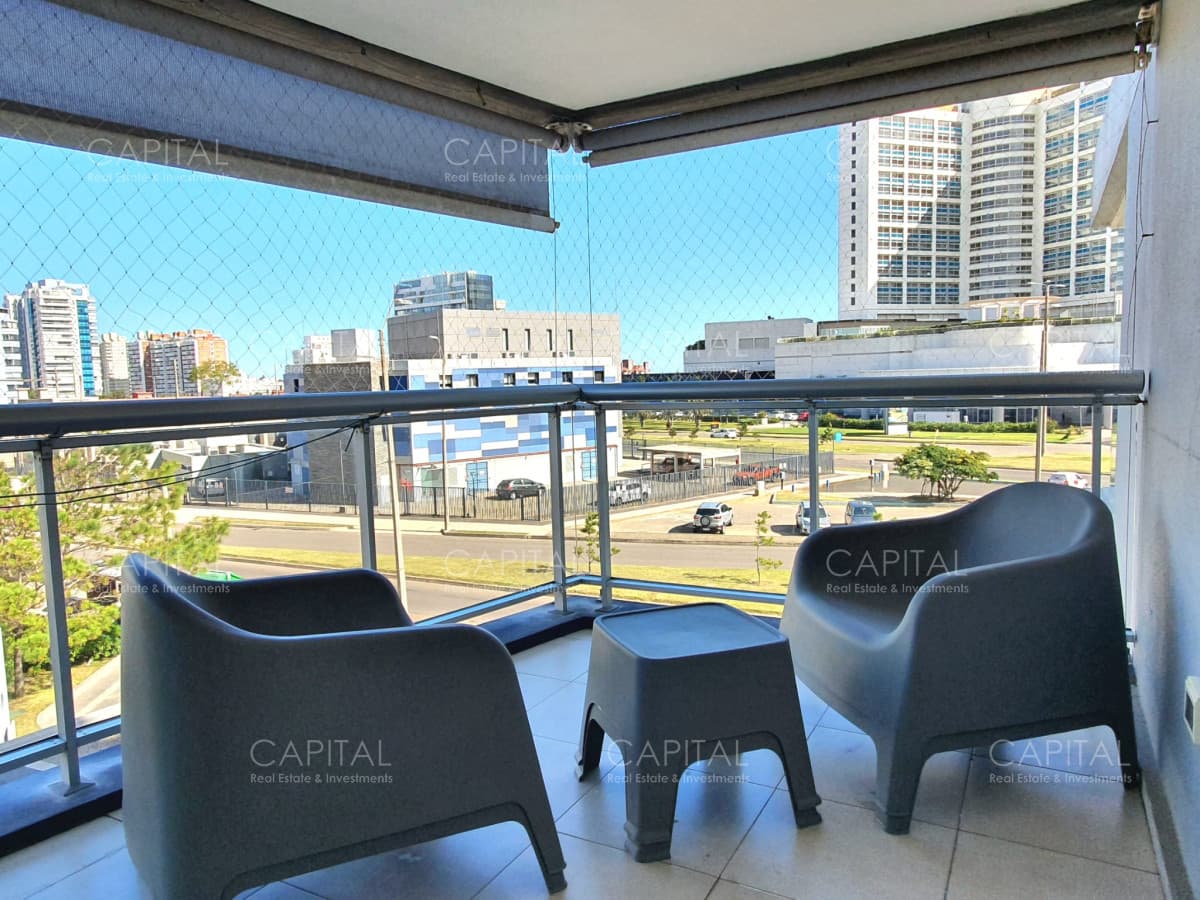 Apartamento en venta de tres dormitorios, edificio con muy buenos servicios.