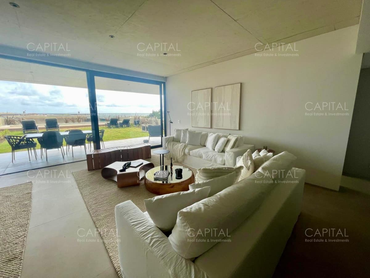 Departamento  en venta sobre el mar en La Barra con piscina y parrillero