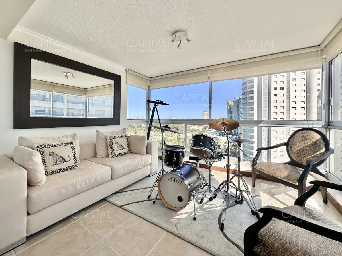 Lincoln Center Apartamento de tres dormitorios y dependencia con vista al mar en Playa Mansa, Punta del Este.