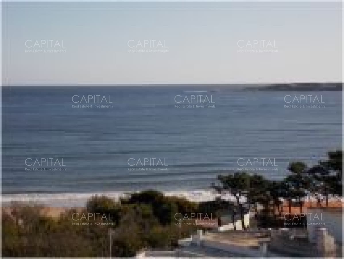 Apartamento en venta y alquiler temporario de tres dormitorios en primera fila de Playa Mansa
