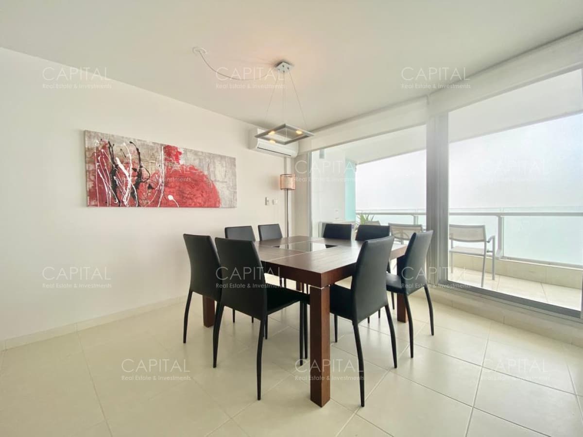Apartamento de tres suites y dependencia con vista al mar Punta del Este.