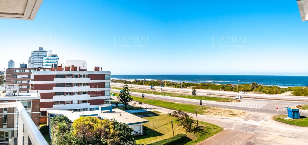Apartamento de Tres Dormitorios Frente a Playa Brava