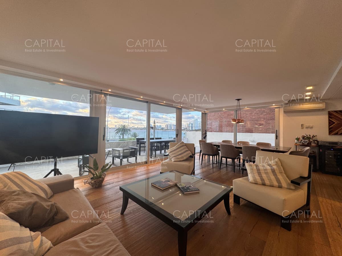 Apartamento en Venta Frente al Mar Punta del Este Cuatro dormitorios