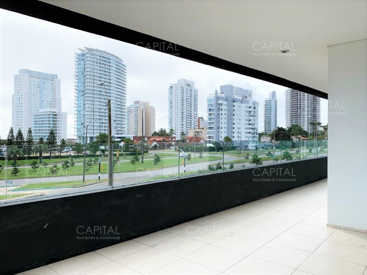 Apartamento de tres dormitorios, edificio con buenos servicios.