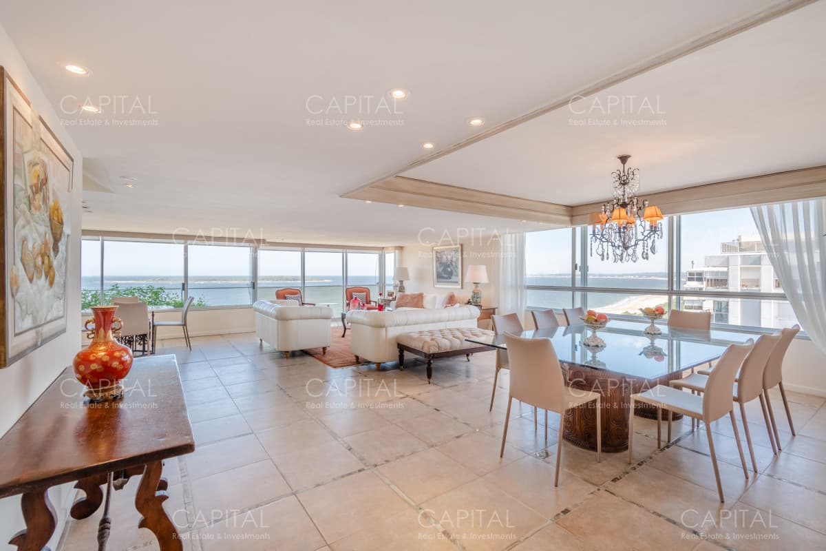 Penthouse de Cuatro Dormitorios frente al Mar - Venta Playa Mansa