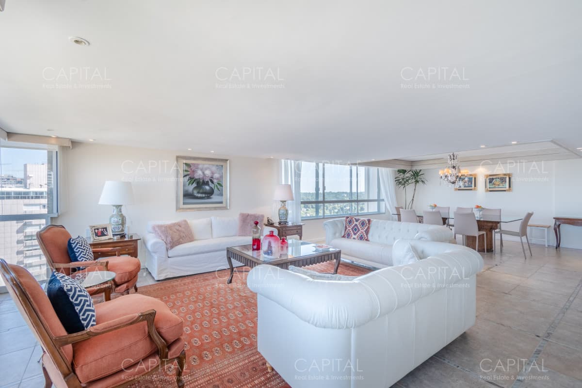 Penthouse de Cuatro Dormitorios frente al Mar - Venta Playa Mansa