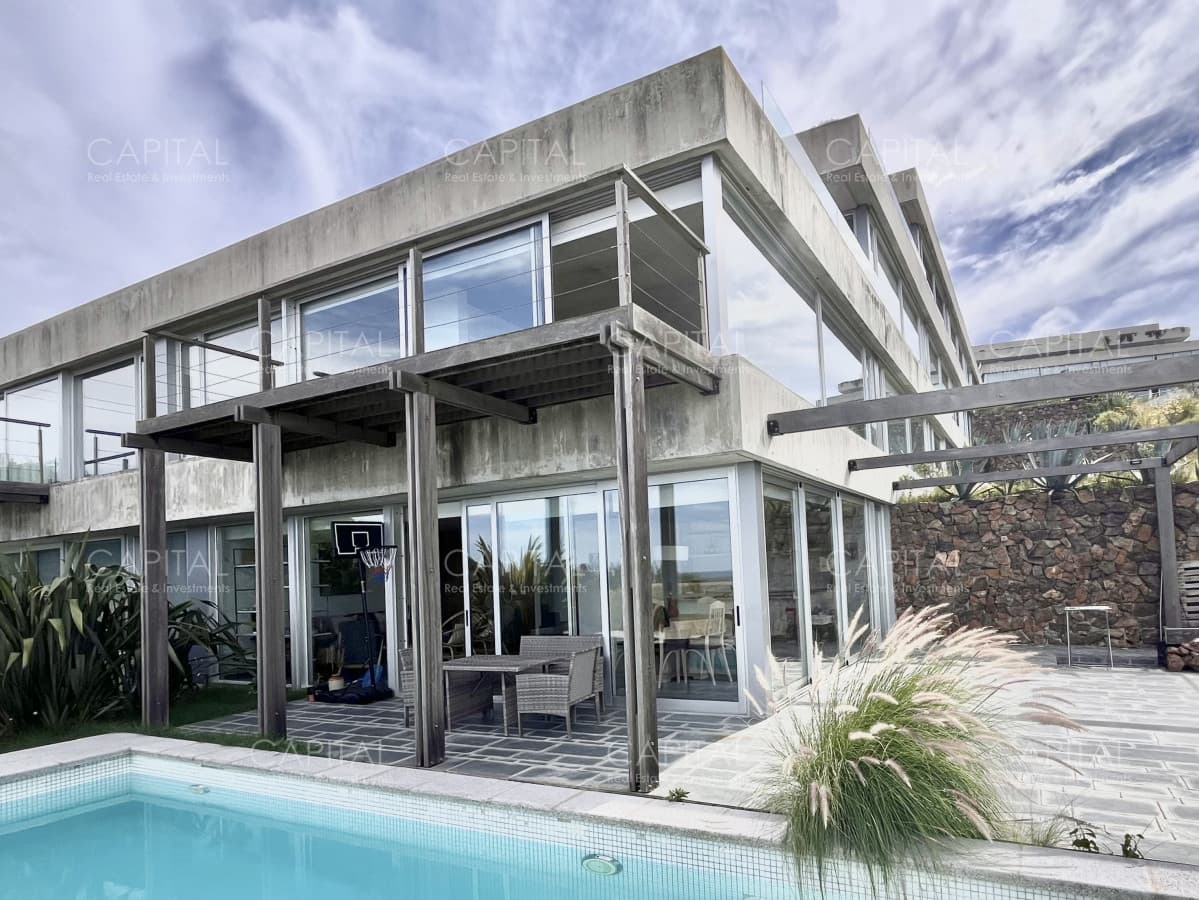 Apartamento de 3 Dormitorios con piscina propia y vista al mar