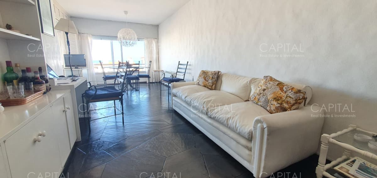 Venta departamento dos dormitorios con garage Península Punta del Este