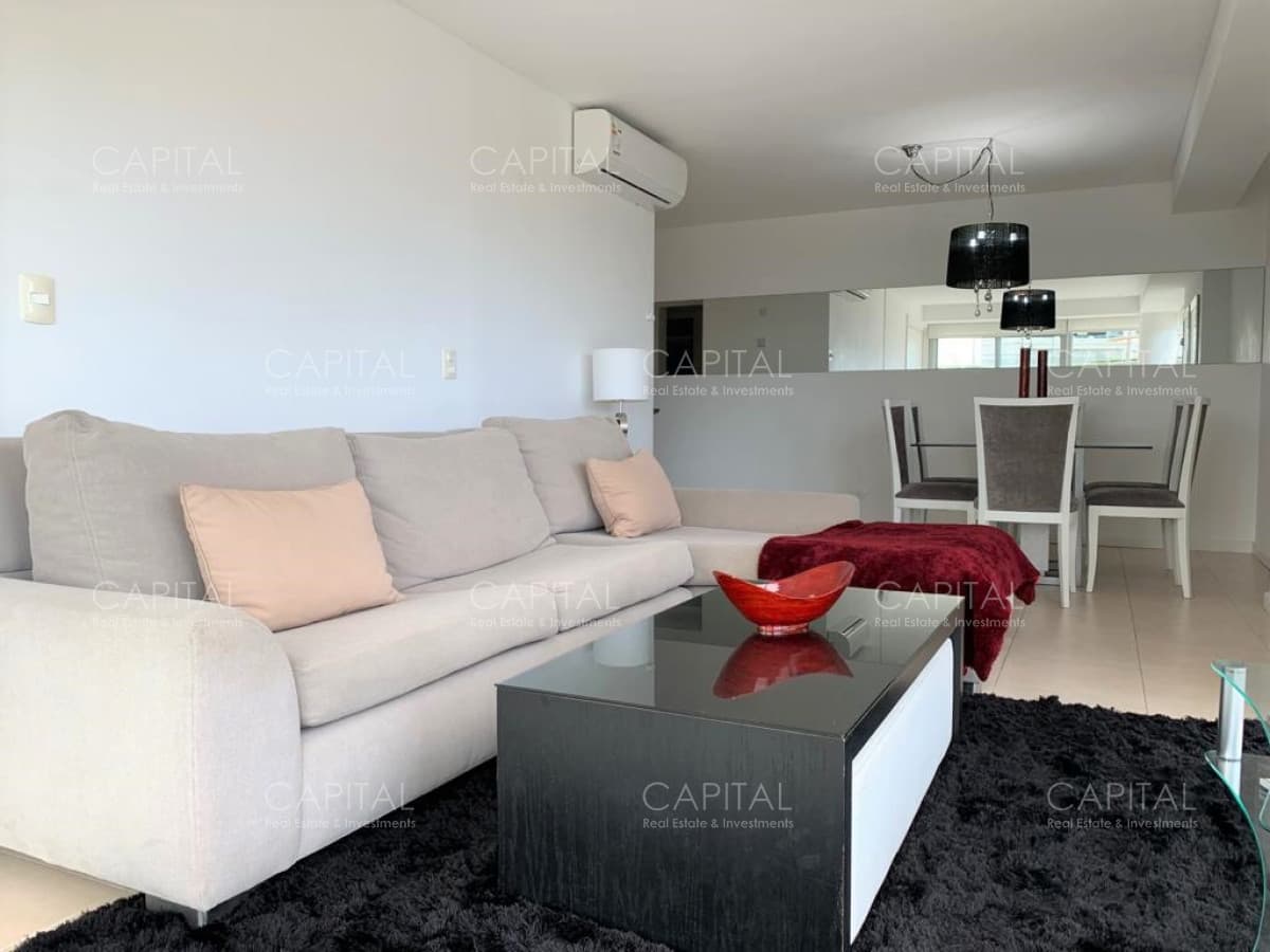 Apartamento de tres dormitorios, edificio con buenos servicios.
