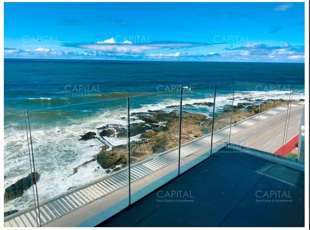 Apartamento frente al mar de tres dormitorios en Penisnula de Punta del este