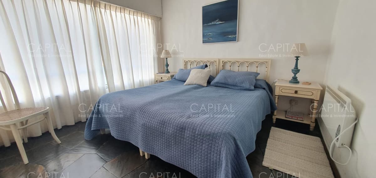 Venta departamento dos dormitorios con garage Península Punta del Este