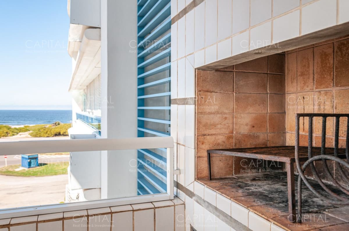 Apartamento de Tres Dormitorios Frente a Playa Brava