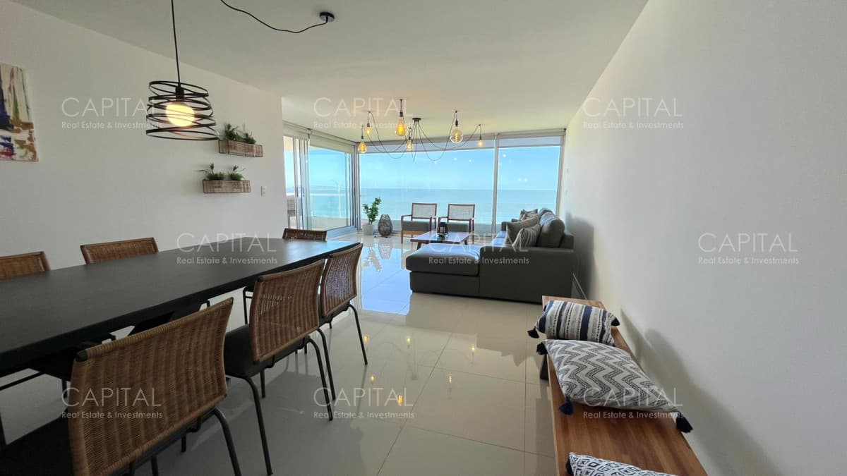 Apartamento en Venta de 3 dormitorios en playa mansa.