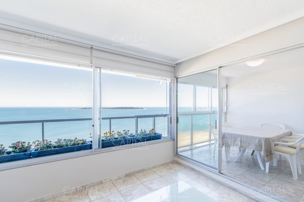 Imarangatu de dos dormitorios y dependencia frente al mar en venta Punta del Este.
