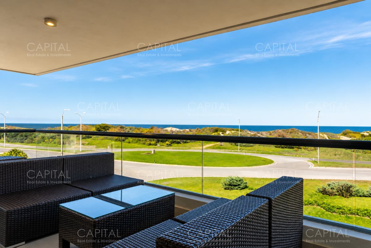 Departamento 3 dormitorios y dependencia frente a Playa Brava en Rincón del indio