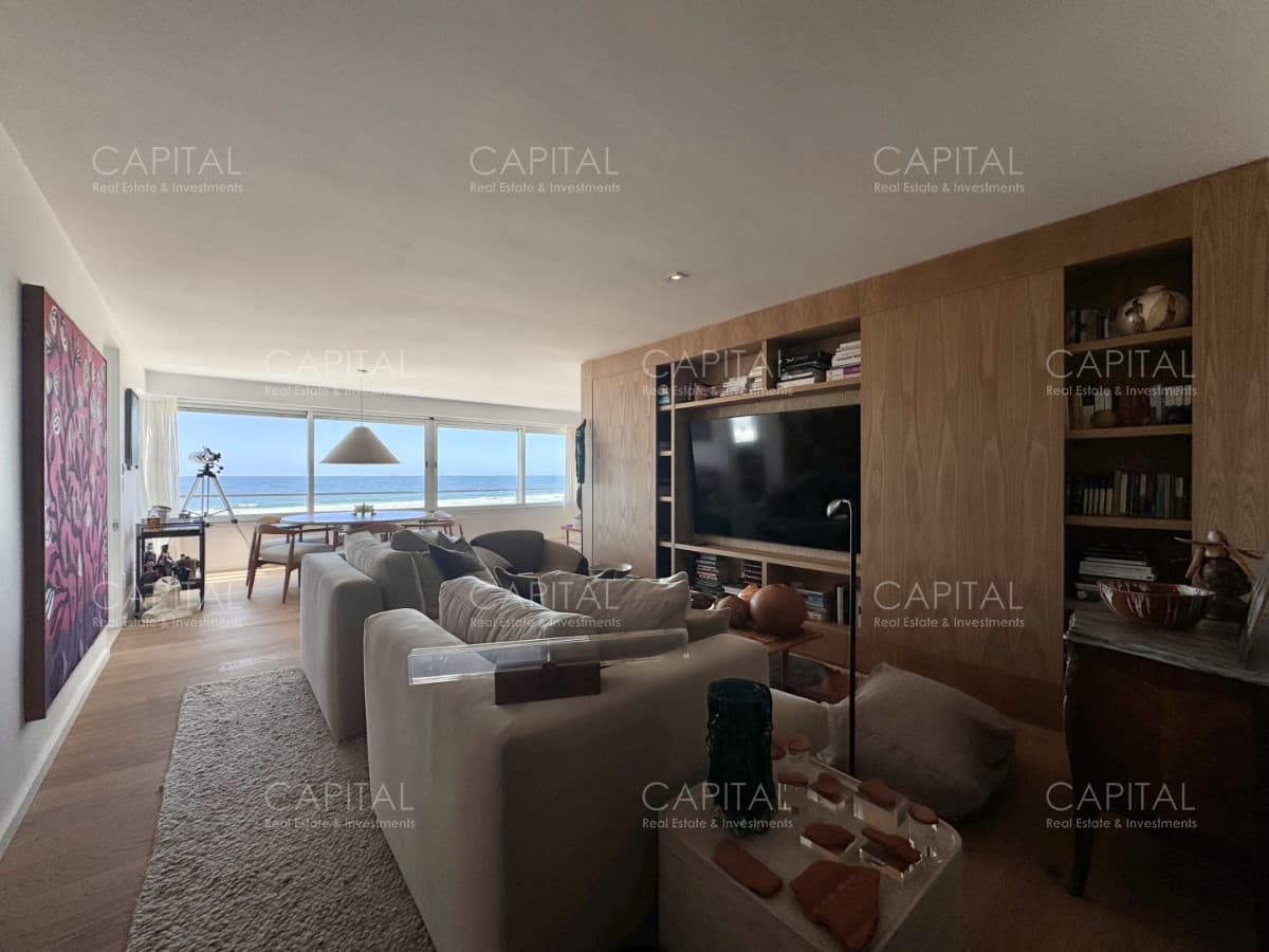 Apartamento reciclado de tres dormitorios en primera linea del mar, Playa Brava, Punta del Este.