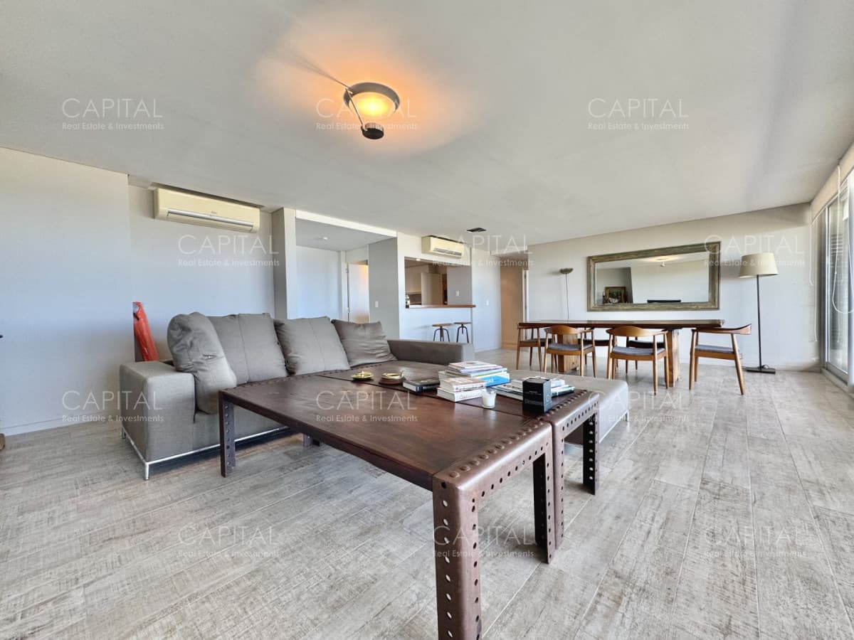 Apartamento duplex frente al mar en playa mansa en venta