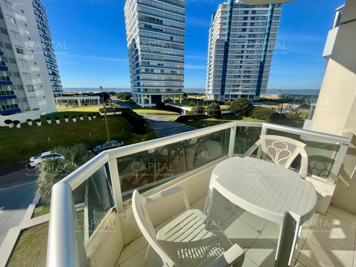 Departamento en venta en Playa Brava a pasos del mar con servicios