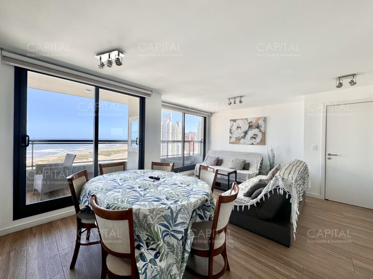 Apartamento en venta de dos dormitorios con vista al Mar, Playa Brava, Punta del Este.