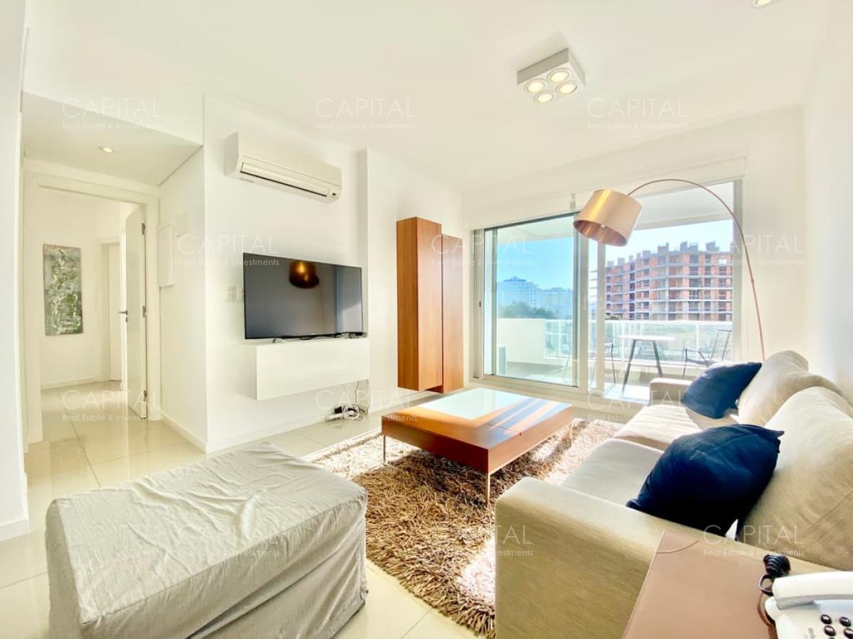 Apartamento de 2 dormitorios en venta en Wind Tower Punta del Este