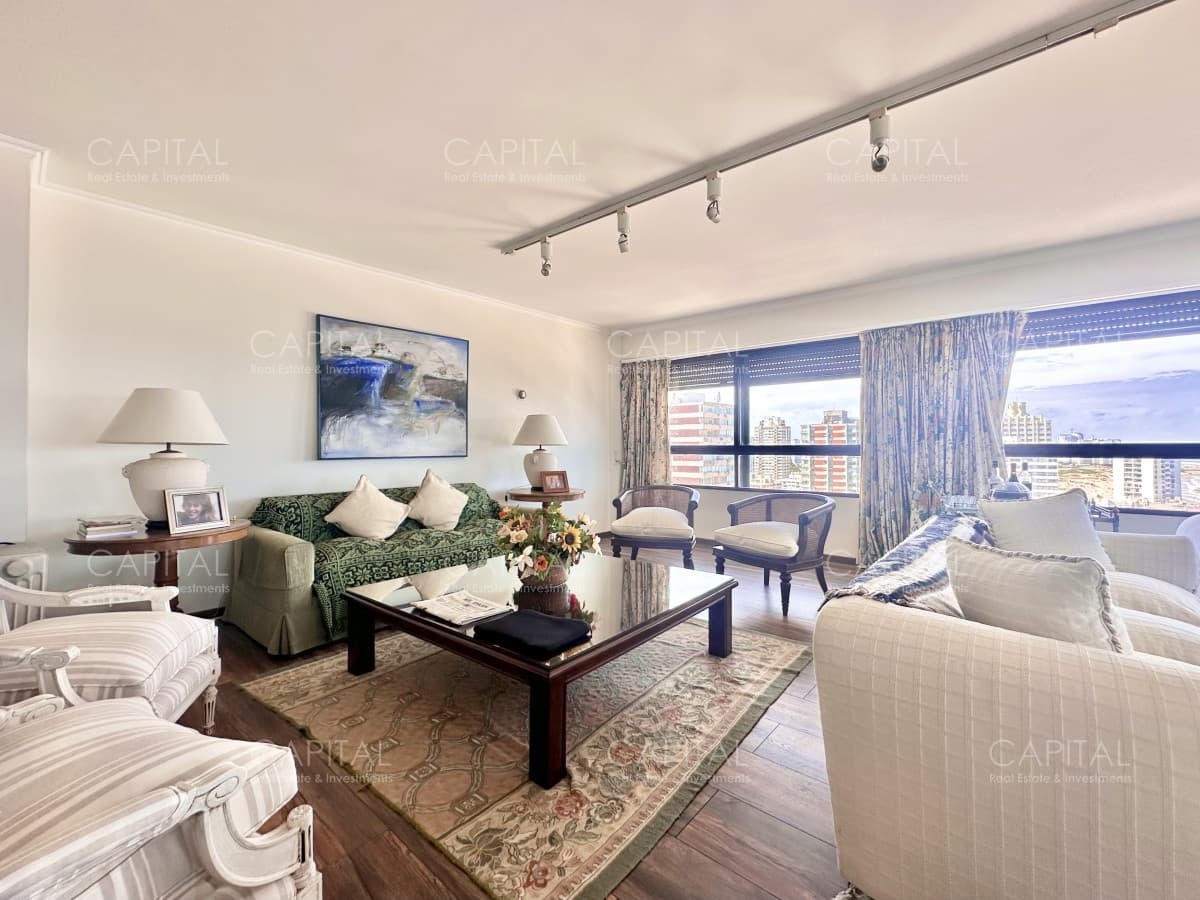 Apartamento de cuatro dormitorios y dependencia en venta, Península, Punta del Este
