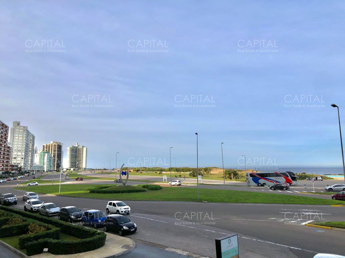Apartamento de tres dormitorios con vista al mar.