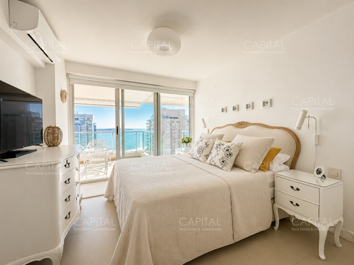 Apartamento en Venta 2 dormitorios, en Playa Mansa con vista al mar