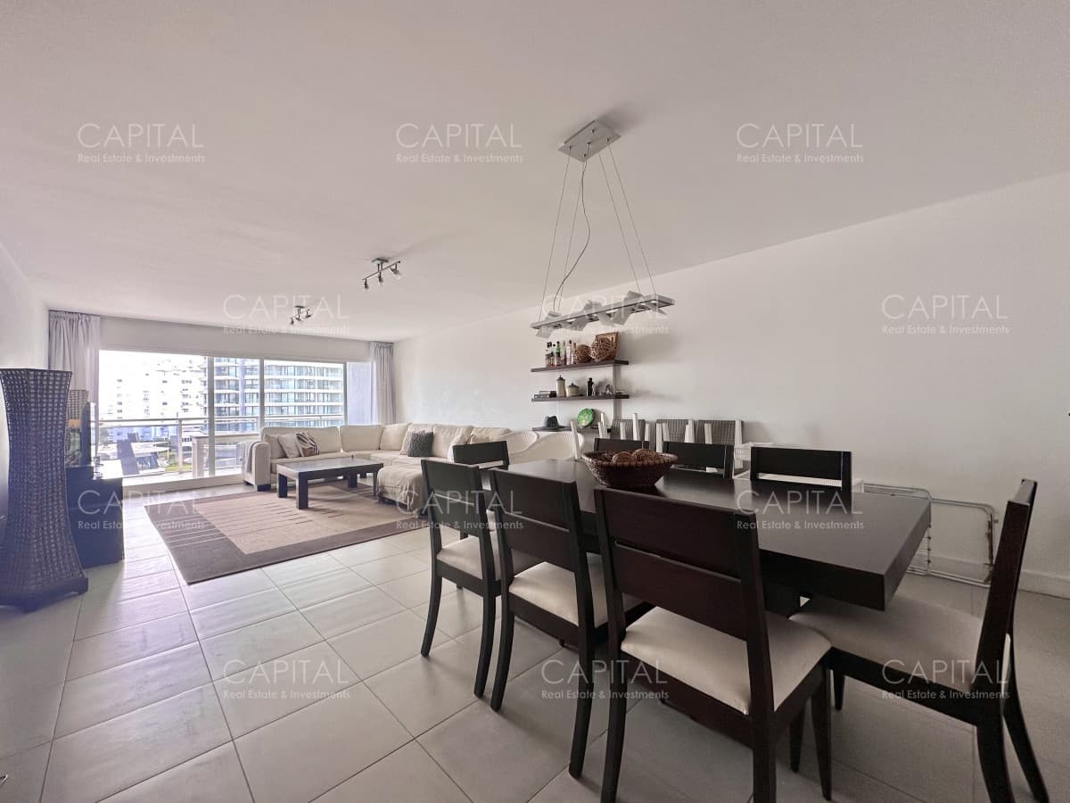 Apartamento de tres dormitorios con Parrillero propio en venta, Playa Brava, Punta del Este.