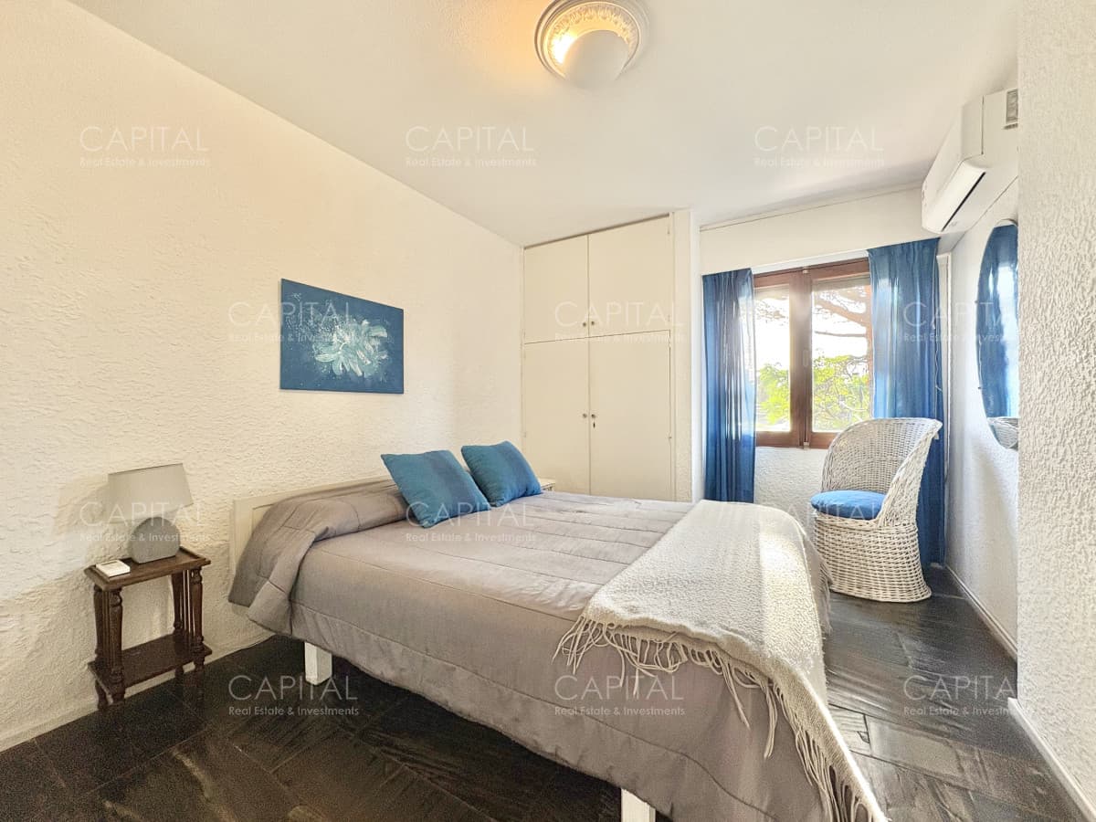 Apartamento reciclado de dos dormitorios frente al mar en Playa Brava en venta