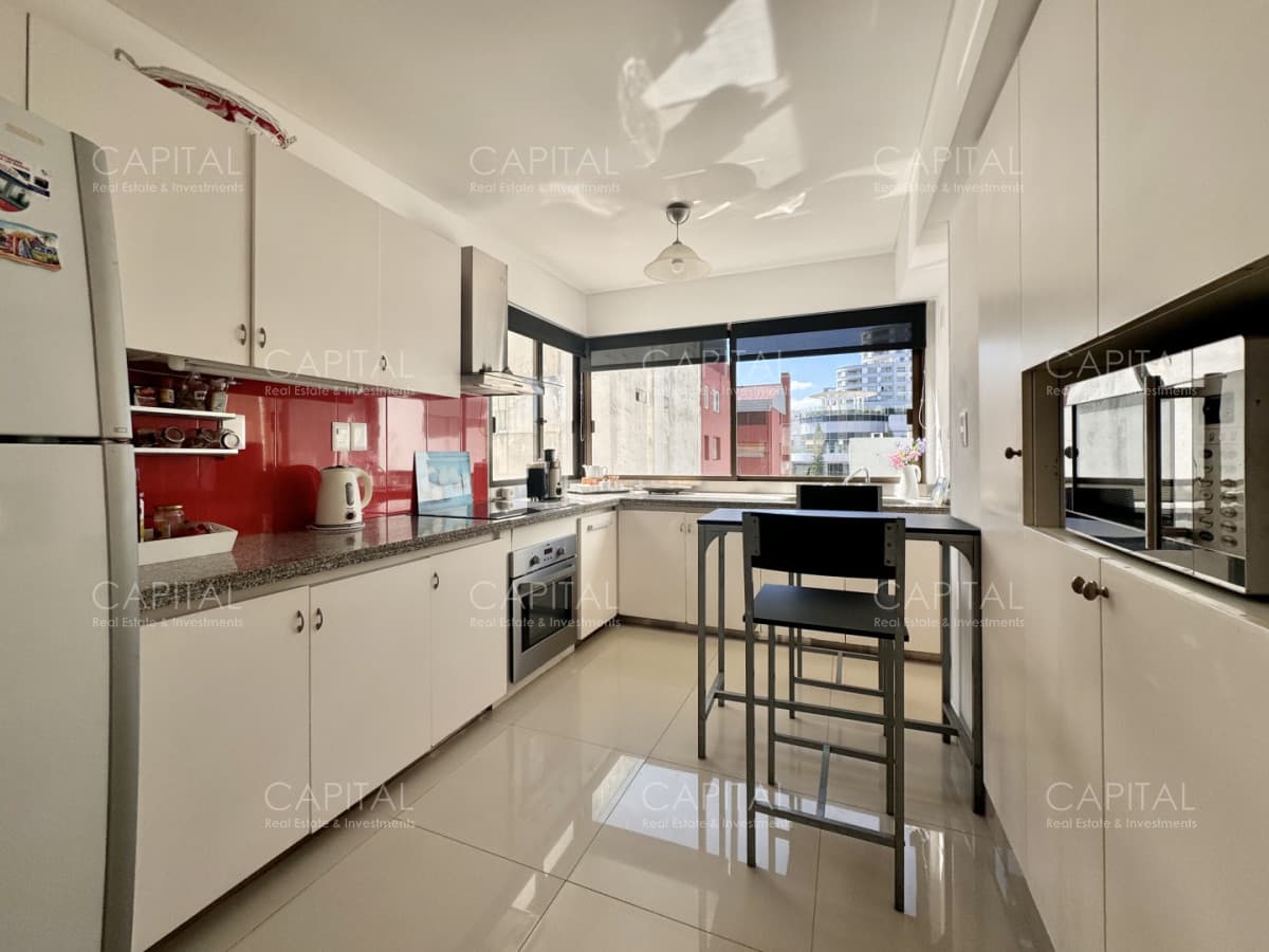 Edificio en primera linea del mar, departamento de tres dormitorios en venta, Playa Mansa.