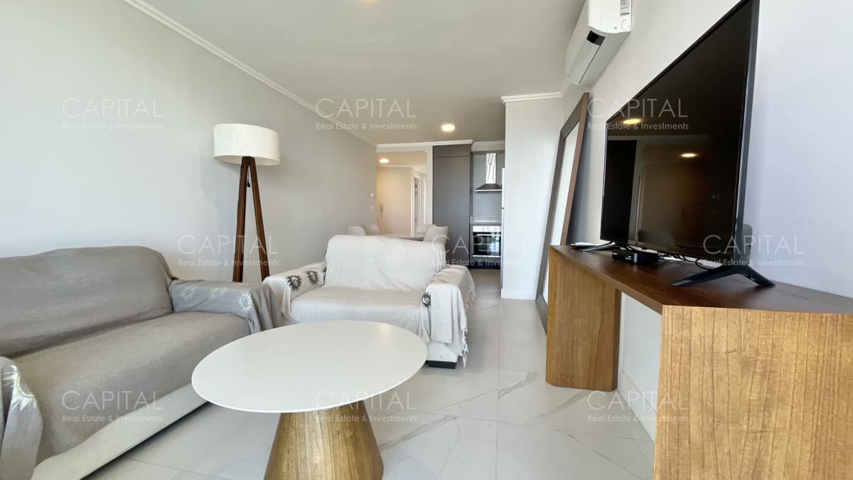 Apartamento de un dormitorio y medio en alquiler temporal, frente al mar en playa mansa.