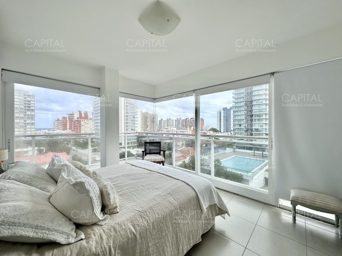 Apartamento de tres dormitorios con Parrillero propio en venta, Playa Brava, Punta del Este.