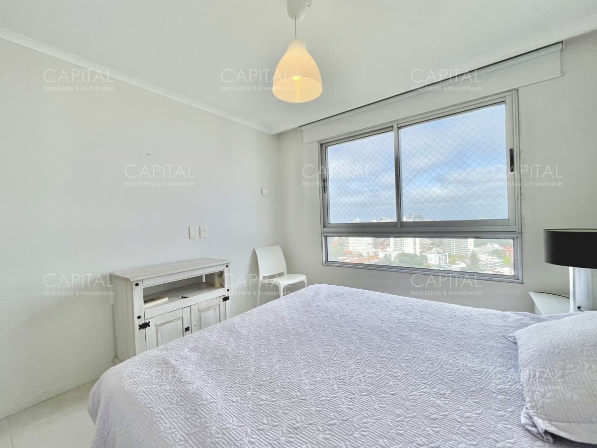 Apartamento de dos dormitorios en alquiler anual en playa brava, punta del este.