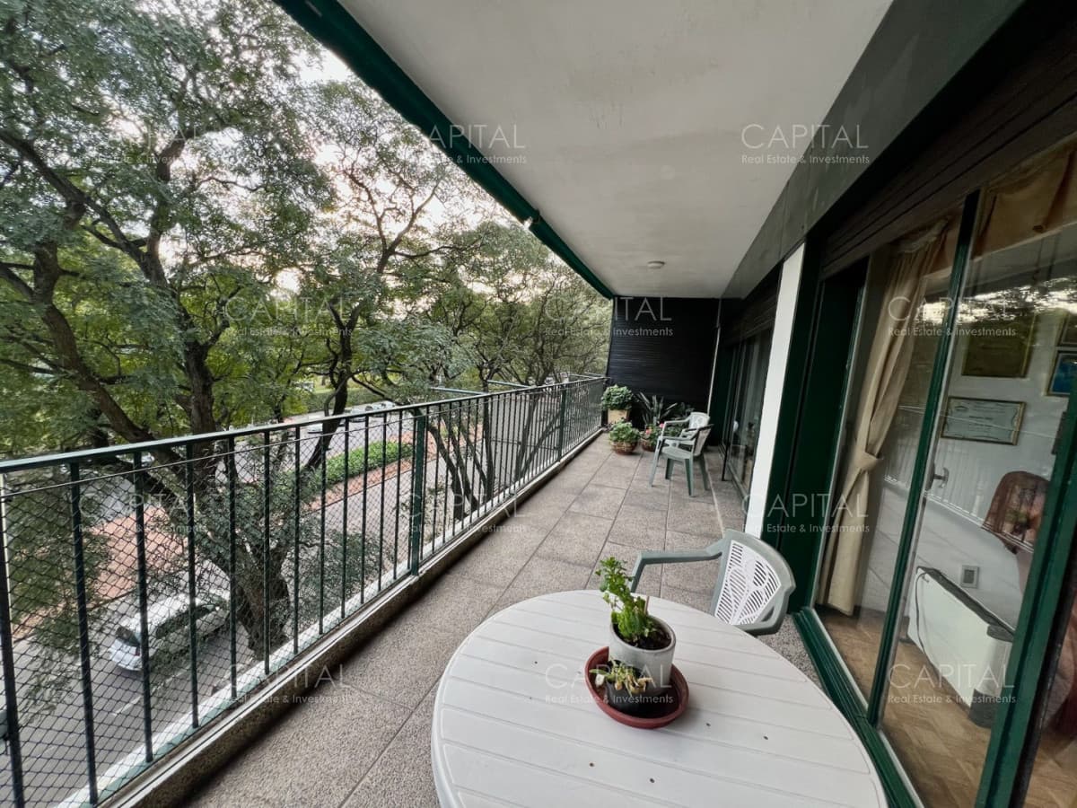 Apartamento de tres dormitorios y dependencia en venta, Frente al Golf, Punta Carretas, Montevideo.