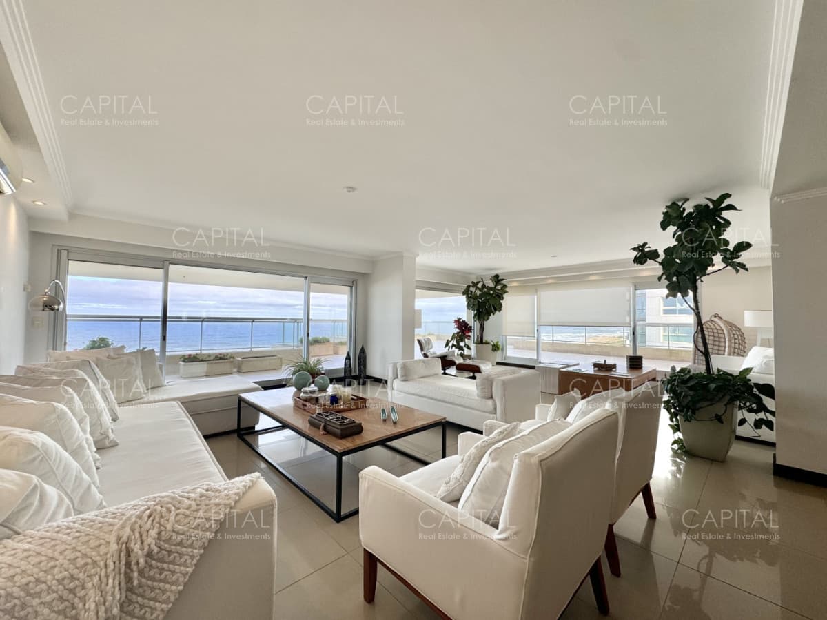 Apartamento de tres suites y dependencia en Torre Lobos en Venta