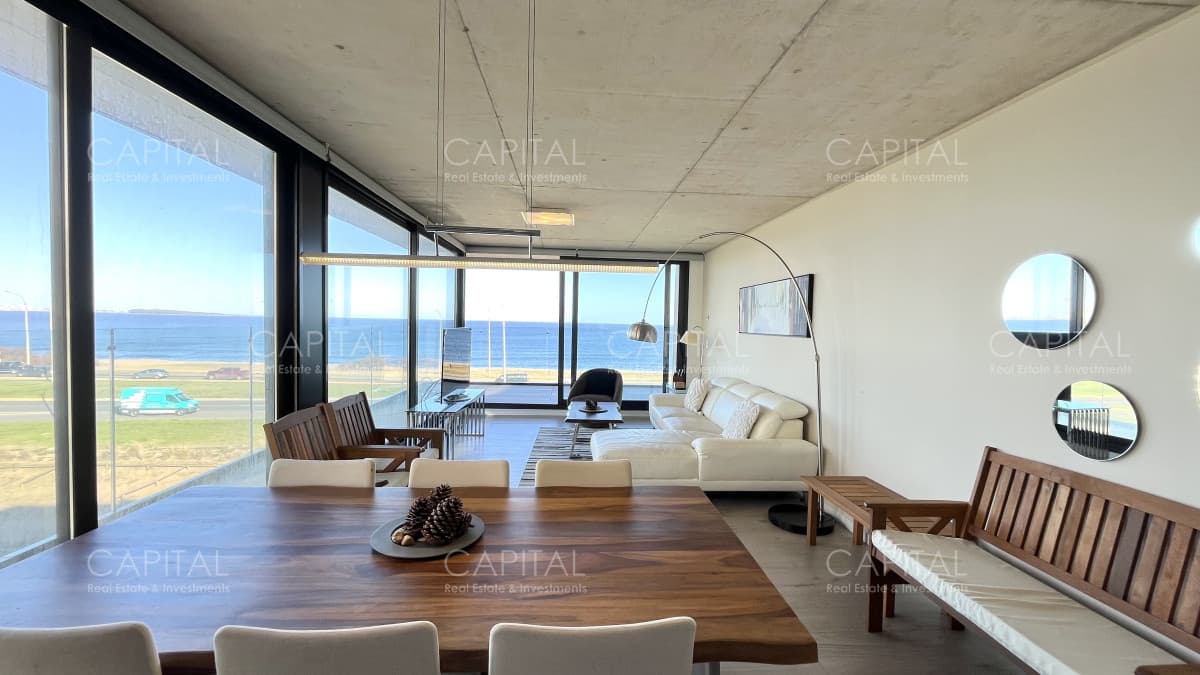Apartamento en venta de 3 dormitorios en Playa Mansa frente al mar