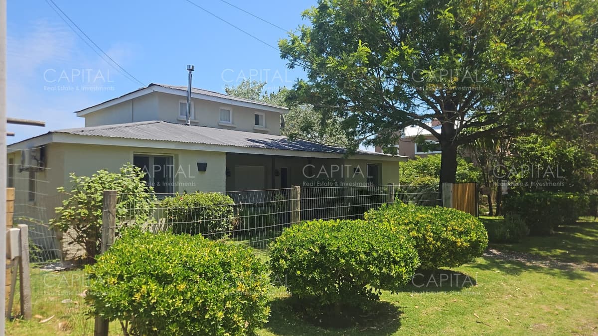 Casa tres dormitorios y servicio con jardín cercado, piscina climatizada en La Barra
