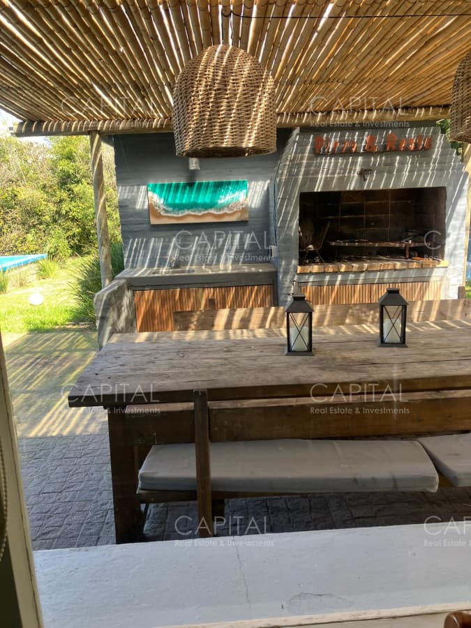 Casa tres dormitorios y servicio con jardín cercado, piscina climatizada en La Barra