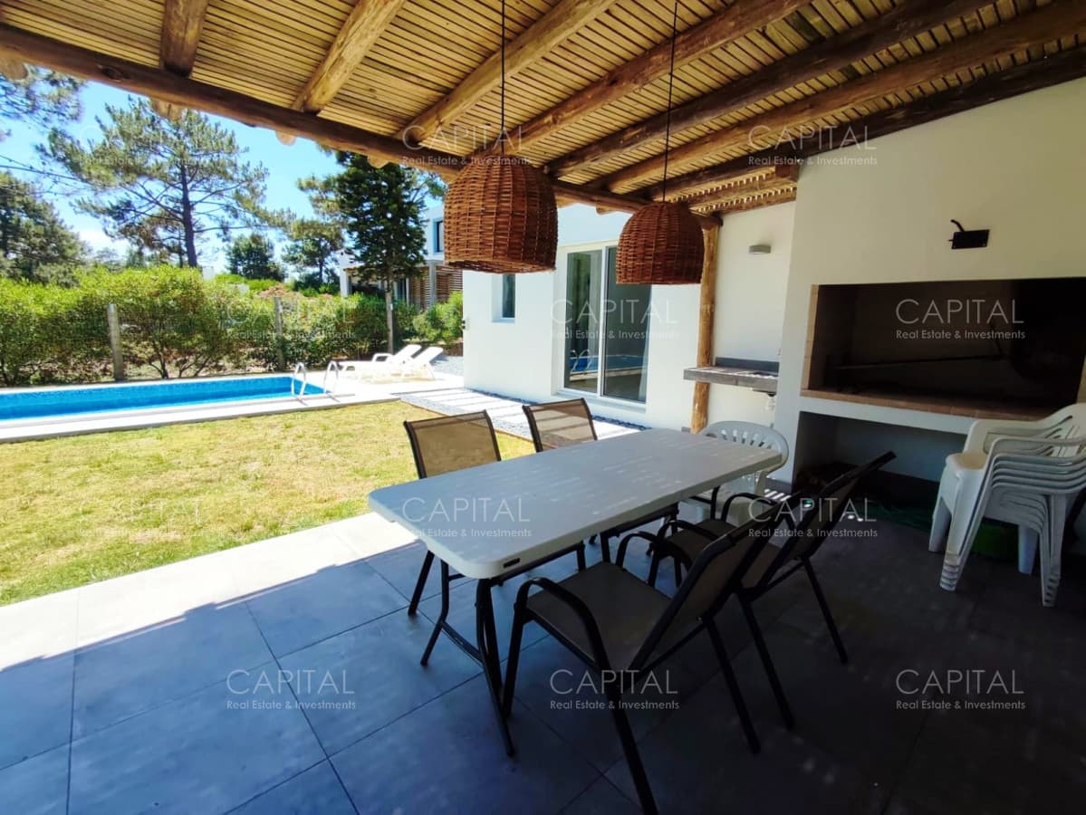 Casa en venta en La Barra con piscina y parrillero