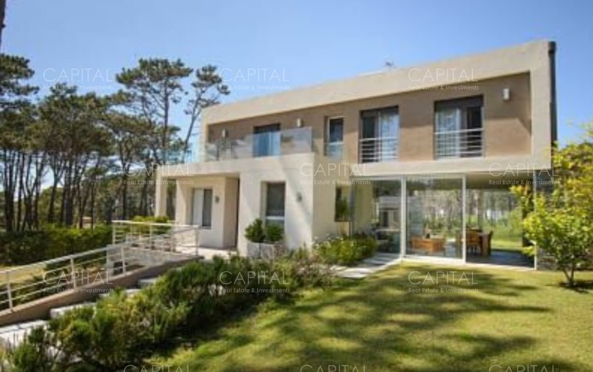 Excelente propiedad en Barrio Privado Cinco Dormitorios a metros del Mar