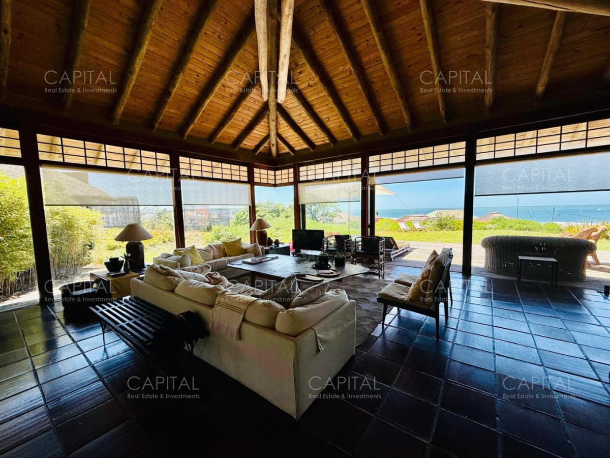 Casa de estilo en venta en Montoya con vista al mar