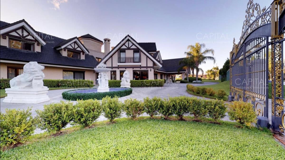 Espectacular Mansión de Siete suites y Casa de caseros en Venta en el Golf.