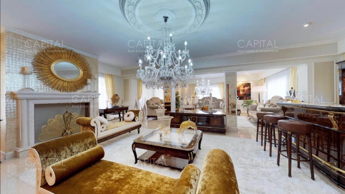 Espectacular Mansión de Siete suites y Casa de caseros en Venta en el Golf.