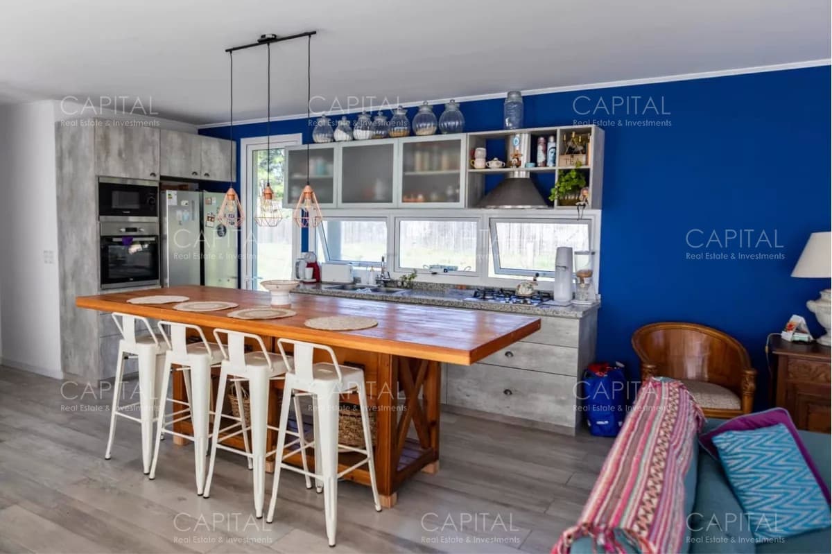 Casa de tres dormitorios en barrio privado  La Residence, Punta del este con piscina y parrillero en alquiler temporal.