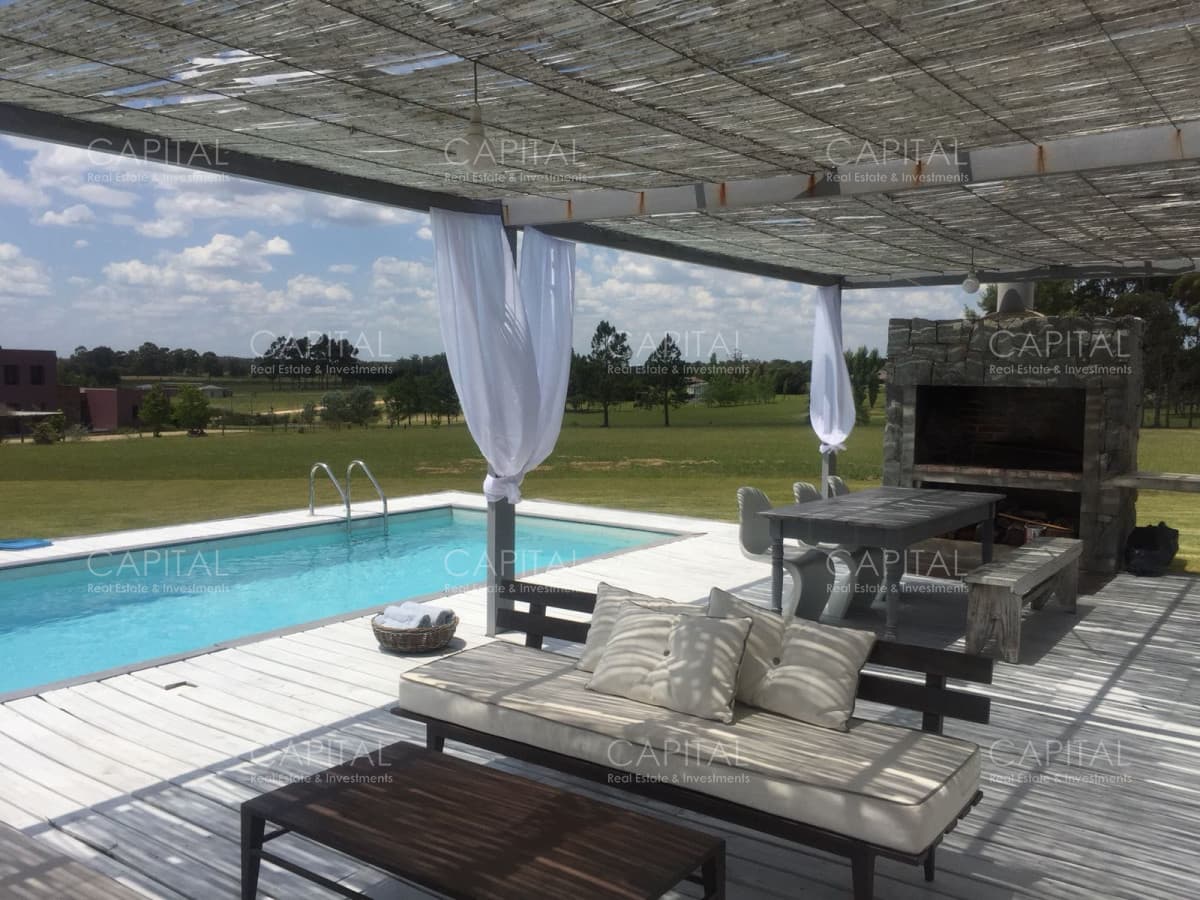 Casa en venta y alquiler de estilo minimalista dentro de Barrio Privado El Quijote, La Barra.