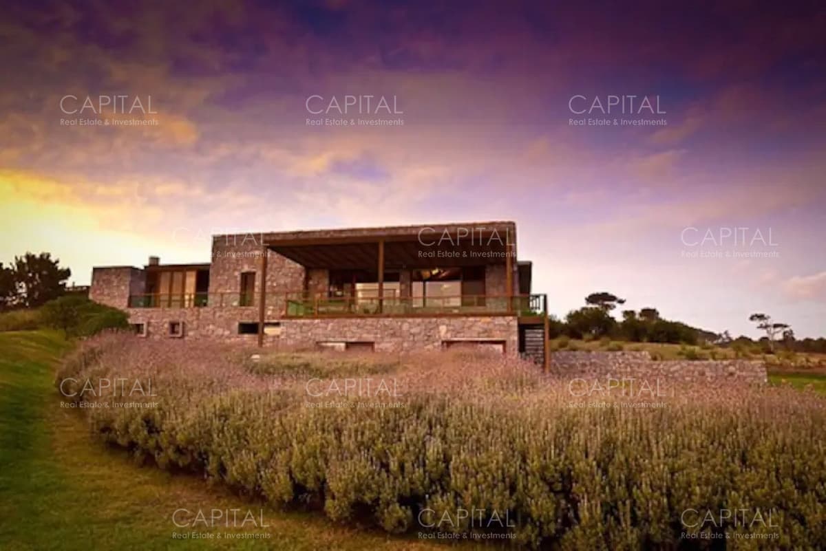 Casa de ocho dormitorios en Jose Ignacio en Barrio Privado Club de Mar en Alquiler